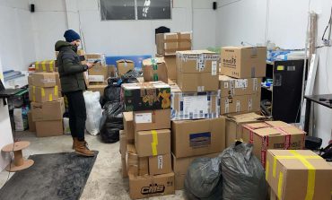 Municipiul Fălticeni are un centru pentru primirea și distribuirea ajutoarelor pentru refugiații ucraineni. Este mare nevoie de voluntari! Ce produse pot fi donate