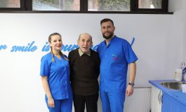Fabrica de zâmbete din comuna Boroaia. Clinica Medcov i-a redat zâmbetul unui bunic în vârstă de 89 de ani