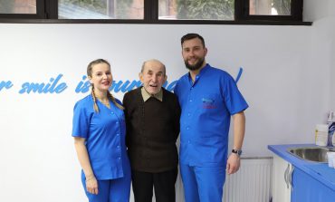 Fabrica de zâmbete din comuna Boroaia. Clinica Medcov i-a redat zâmbetul unui bunic în vârstă de 89 de ani