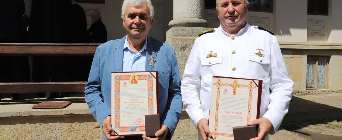 Contraamiralul dr. Ion Condur și inginerul Ștefan Groza au primit distincții de vrednicie din partea Î.P.S. Calinic