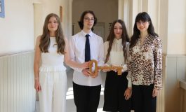 Colegiul „Nicu Gane” celebrează excelența. Trei elevi cu media 10 au primit Cheia Succesului de la șefa de promoție