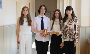 Colegiul „Nicu Gane” celebrează excelența. Trei elevi cu media 10 au primit Cheia Succesului de la șefa de promoție