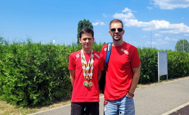 Noi performanțe de excepție. Un sportiv din comuna Mălini devine triplu campion național la înot cadeți