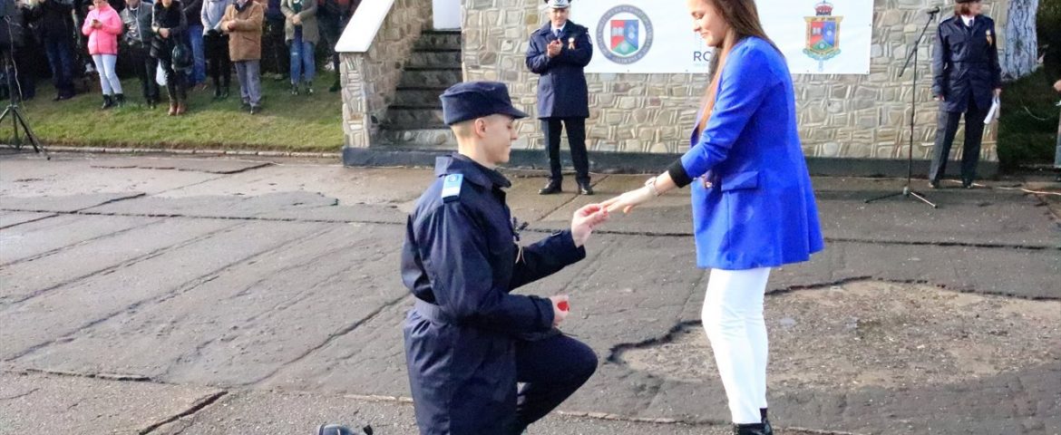 Un bistrițean și-a cerut iubita în căsătorie la finalul ceremoniei de absolvire organizate la Școala Militară de Subofițeri Jandarmi din Fălticeni
