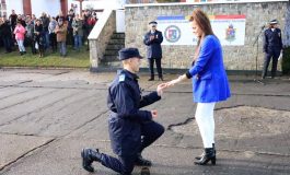 Un bistrițean și-a cerut iubita în căsătorie la finalul ceremoniei de absolvire organizate la Școala Militară de Subofițeri Jandarmi din Fălticeni